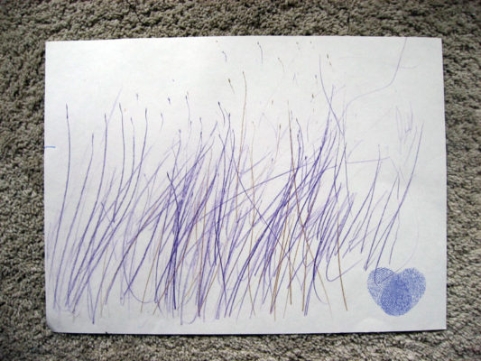 Dieťa nakreslilo rýchle expresívne čiary a bodky farbičkami na papier