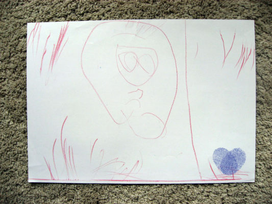 Dieťa nakreslilo tvár na papier