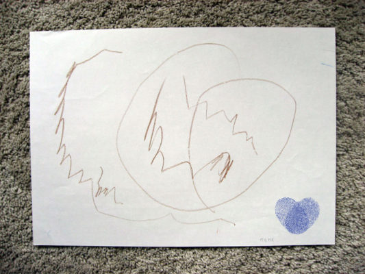 Dieťa nakreslilo tvary na papier