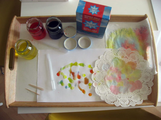 Maľovanie pipetkami a potravinárskym farbivom na rôzne druhy savého papiera
