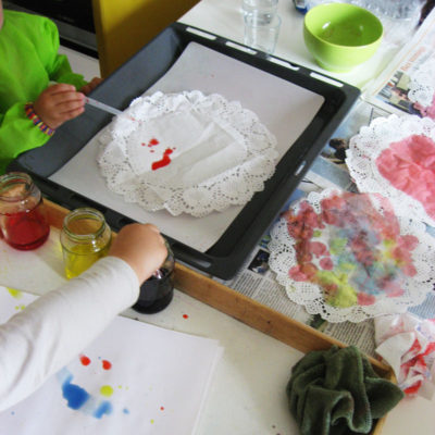 Deti maľujú na savý papier pipetkami s potravinárskym farbivom