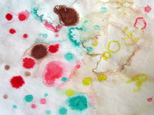 Dieťa namaľovalo tušom škrvny na mokrý papier