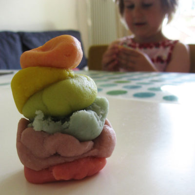 Domáca plastelína - dieťa sa hrá s domácou plastelínou rôznych farieb