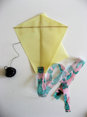 Ako vyrobiť domáceho šarkana z papiera a igelitovej tašky