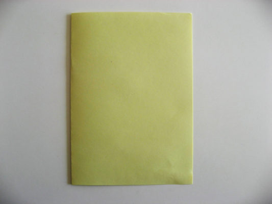 Ako vyrobiť papierového šarkana - najprv preložte papier napoly