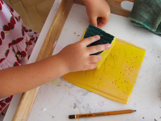 Tvorenie s deťmi - nanášanie farby na polystyrénovú matricu
