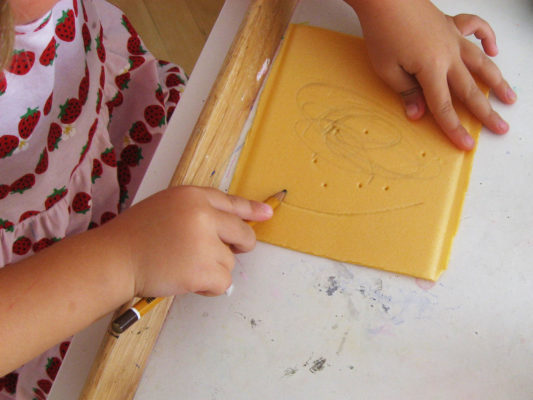 Tvorenie s deťmi doma - rytie do polystyrénu obyčajnou ceruzkou a výroba monoprintu