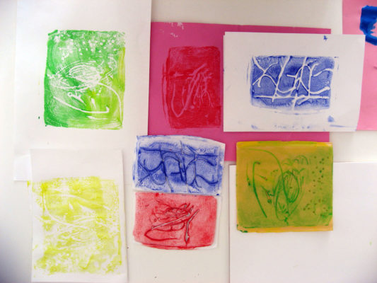 Monoprinty z polystyrénovej tácky, ktoré vyrobili deti