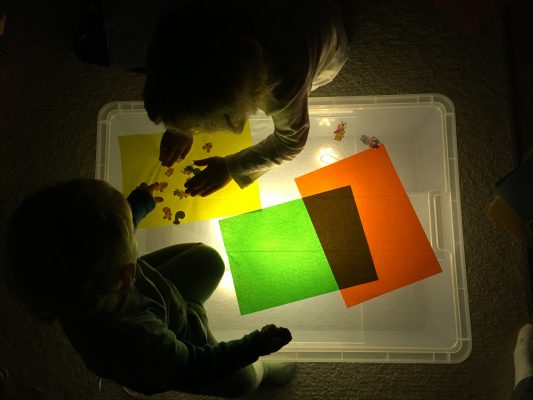 Deti tvoria, experimentujú a hrajú sa s farebnými papiermi na svetelnej podložke