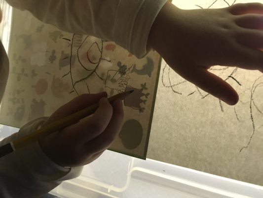 Tvorenie s deťmi obkresľovanie cez priesvitný papier na lightboxe