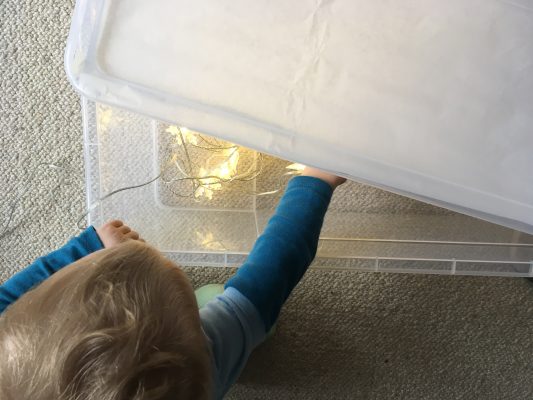 Lightbox pre deti zo svetelnej reťaze, priesvitnej krabice a baliaceho papiera