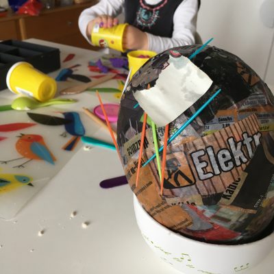 Veľkonočné tvorenie s deťmi, papierové vajce s nalepenými špáratkami