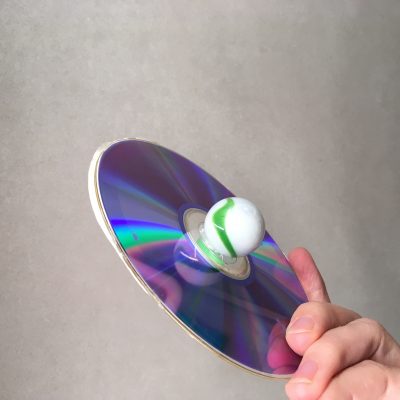 Výroba hračky z recyklovaného CD - lepenie guľôčky tavnou pištoľou