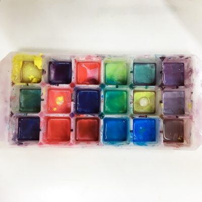 Vodové farby v nádobke na ľad experimenty s deťmi