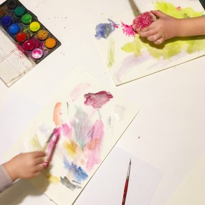 Maľovanie s deťmi vodovými farbami na papier a kamene
