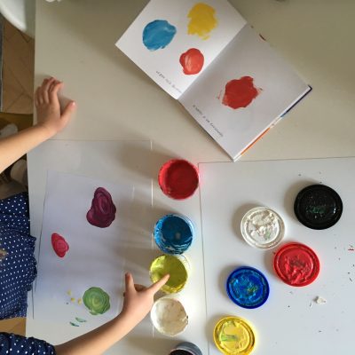 Tvorenie s deťmi, maľovanie prstovými farbami podľa knihy Knížka od Hervé Tullet