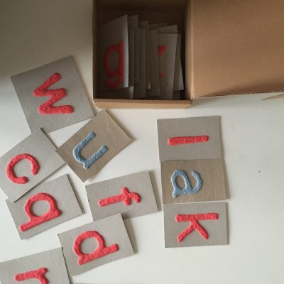 Samohlásky a spoluhlásky Montessori abecedy v krabičke