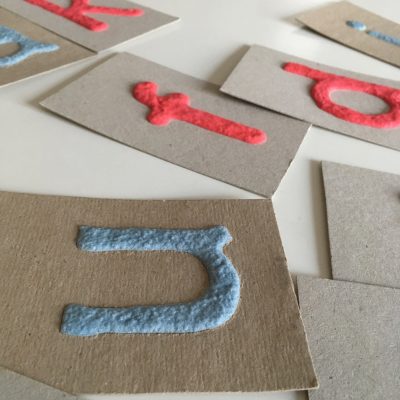Detail - písmená Montessori abecedy pre deti,ktoré sa učia čítať a písať