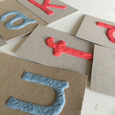 Doma vyrobená montessori šmirgľová abeceda pre deti - 3D farba na kartóne