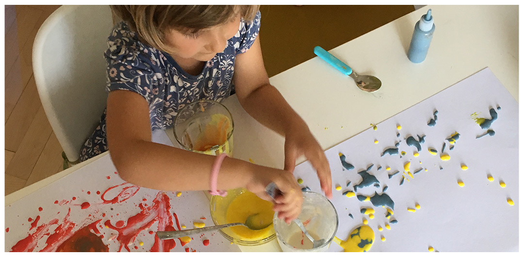 Dieťa mieša domácu 3D farbu z múky, vody a soli